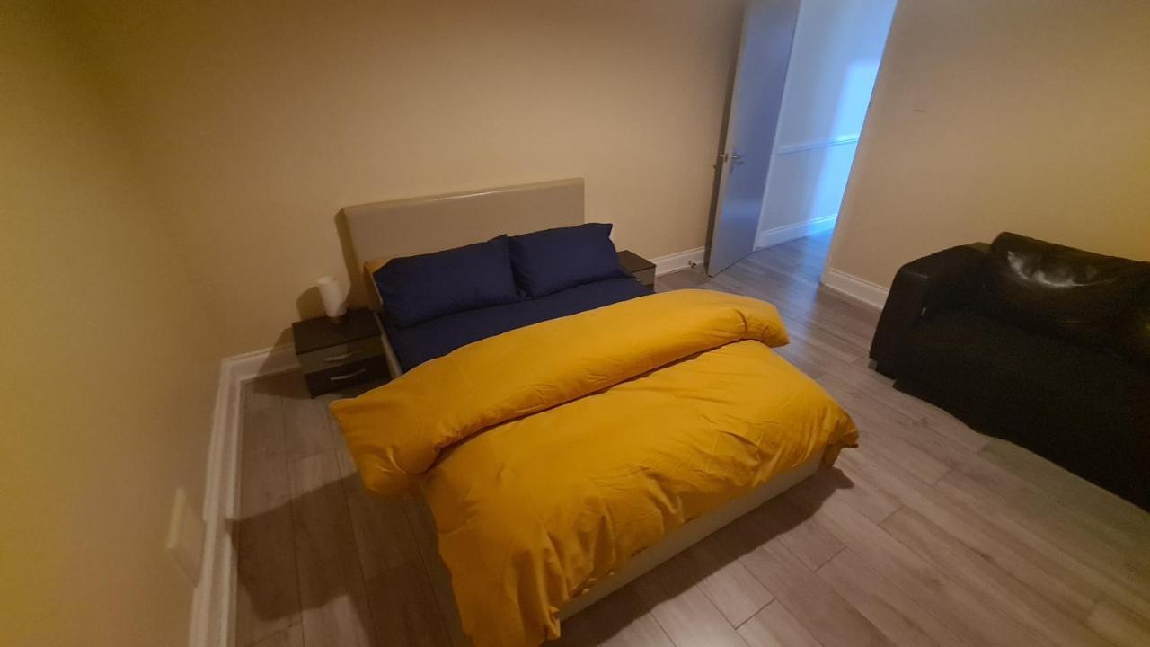 Entire 2 Bedroom Home/Flat In London, Central Line Exterior photo